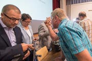 Die Urner Regierungsrätin Barbara Bär musste sich in Seelisberg von der aufgebrachten Dorfbevölkerung einiges anhören. (Bild: Keystone / Urs Flüeler)