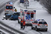 Dieser Mercedes wurde ebenfalls beschädigt: Er fuhr über ein Trümmerteil. (Bild: Geri Holdener / Bote der Urschweiz)