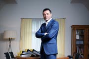Guido Fluri am Sitz der GF Holding in Cham. Er erlebte als Heimkind selber, was es heisst, wenn die Behörden bestimmen, wo und bei wem man aufzuwachsen hat. (Bild: Stefan Kaiser / Neue ZZ)