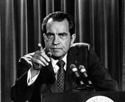 Richard Nixon bei einer Pressekonferenz während des Watergate-Skandals. (Bild: Charles Tasnadi/AP (Washington, 15. März 1973))