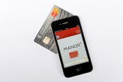 Über eine App per Smartphone bezahlen: Bei Manor ist dies seit Montag möglich. (Bild: Neue LZ)