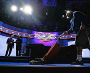 Arbeiter bereiten die Bühne vor für das Duell zwischen Donald Trump und Hillary Clinton. Bild: Mary Altaffer/AP (Hempstead, 25. September 2016)