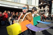 Der Adler ist gelandet: Flugzeugnummer am Fasnachtsumzug in Küssnacht. (Bild Erhard Gick/Neue SZ)
