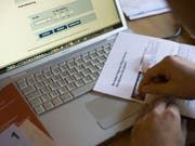 Ein Code für die Abstimmung per E-Voting wird aufgerubbelt (Bild: Keystone)