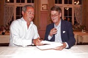 Samih Sawiris (links) und Alex Renner unterzeichnen den Vertrag. PD (Bild: PD)