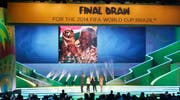 Fifa-Chef Sepp Blatter und Dilma Rousseff, Präsidentin von Brasilien (zweite von links), zusammen mit den Moderatoren Fernanda Lima und Rodrigo Hilber (Bild: Keystone)