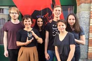 Der Vorstand der JUSO Stadt Luzern: Amon Süess (v.l.), Anna Gallati mit dem Foto von Gina Dellagiacoma auf dem Handy, Vize-Präsidentin Abilasa Jamila Leuenberger, Präsident Linus Petermann, Lara Küenzi und Rebecca Theiler. (Bild: pd)
