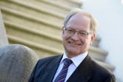 Finanzdirektor Hans Wallimann (CVP) äusserte sich besorgt angesichts der schwindenden Reserven. Er kritisierte das Parlament scharf, etwa beim Hochwasserschutz Mehrausgaben zu beschliessen und gleichzeitig auf neue Einnahmen etwa bei der Beschränkung des Pendlerabzugs verzichten zu wollen. (Bild: Keystone / Urs Flüeler)