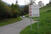 Eingangs der Wiesenbergstrasse weist ein Schild auf die Gewichtslimiten und weitere Einschränkungen hin. (Das Bild wurde im September aufgenommen). (Archivbild: Martin Uebelhart)