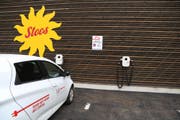 Die beiden neuen Stromtankstellen bei der Talstation der Stoosbahn. (Bild: PD)