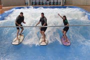 Die Surfwelle in Ebikon wird nach dem Vorbild München (Bild) gebaut. (Bild: PD / Felix Hager / Jochen Schweizer)