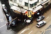 Den weissen Fiat hat es durch die Wucht des Zusamenstosses aufs Dach gedreht. (Bild: Leserbild E. Yager)