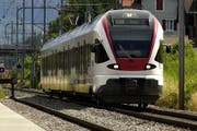 Fährt zu Pendlerzeiten neu in doppelt so langer Komposition: Die S1 (Archivbild). (Bild: Martin Heimann / Neue ZZ)