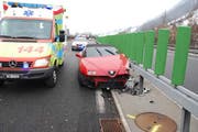 Der Lenker kollidierte mit seinem Auto mit der Mittelleitplanke. (Bild: PD)