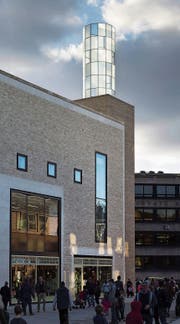 «The Lantern» – das Werk der Zuger Künstlerin ist ein leuchtender Blickpunkt mitten in Oxford. (Bild: Lorenz Erismann, Winterthur)