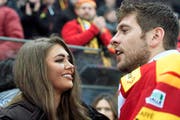 Der neue Langnau-Star Chris DiDomenco mit seiner kanadischen Freundin Paula Kalini. (Bild: Keystone/Marcel Bieri)