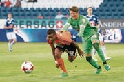 FCL-Goalie Jonas Omlin (rechts) hält Lausannes Gabriel Torres und verschuldet so einen Penalty. (Bild: Keystone)
