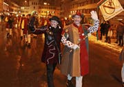 Karnöffel Zunftmeister Lucas Peter mit Gemahlin Yvonne am Freitag. (Bild Philipp Schmidli/Neue LZ)