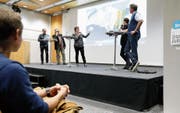 Ignaz Voser (links), Urs Bertschi, Roman Burkard und Martin Eisenring diskutierten mit Zoe Gwerder. (Bild: Stefan Kaiser (Zug, 13. November 2017))