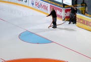 Das Eis in der Bossard Arena wird künftig nur noch mit Ammoniak aufbereitet. (Symbolbild) (Bild: Archiv Neue ZZ)