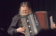 Hans Hassler (72) interpretierte die philosophischen Worte seines Fastnamensvetters mit musikalischen Mitteln. (Bild: Bernhard Fuchs/PD (2012))