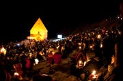 Jugendliche feiern in der Nacht von Samstag auf Sonntag einen gemeinsamen Gottesdienst. (Bild: Keystone)