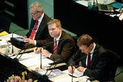 Robert Küng, Marcel Schwerzmann und Reto Wyss (von links) am Dienstag im Luzerner Kantonsrat. (Bild Boris Bürgisser)