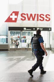 Über 500 Personen hat die Polizei am Flughafen Zürich die Einreise verweigert. (Bild: Ennio Leanza/Keystone)