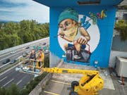 Das Wandbild ist fertig. Geschaffen wurde es vom Künstlerduo Veronika Buergi und Marco Schmid von Queenkong. (Bild: Emmanuel Ammon/LZ (Luzern, 16. Juli 2017))