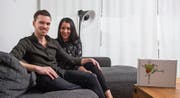Pedro Rodrigues mit seiner Verlobten Carmen Bieri in ihrer Wohnung in Luzern. (Bild: Boris Bürgisser (Luzern, 18. Februar 2017)t)