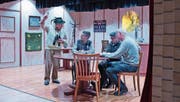 Der Jäger von Oberhausen diskutiert am Stammtisch über das neue Etablissement. (Bild: Maria Schmid (Zug, 31. Januar 2018))