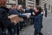 Kathrin Graber vom Amt für Gemeinde nimmt die Unterschriften entgegen. (Bild: Dominik Wunderli)