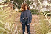 Die 45-jährige Berlinerin Joy Denalane gilt als Queen of German Soul und wird am 10. März als Schweizer Premiere mit einem akustischen Set auftreten. (Bild: Eva Baales / PD)