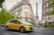 Der Opel Ampera-e gibt sich äusserlich als ganz normales Kompaktfahrzeug. Bild: Werk (Paris, Ende September)
