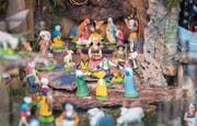 Der hochheilige Spielplatz eines Krippenbauers: Hier siehst Du nur einen kleinen Teil der über zweihundert Figuren. Es sind «Santons de Provence». (Bild: Urs Bucher)
