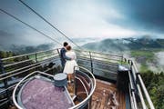 Nach der Eheschliessung auf dem Stanserhorn: Ein Brautpaar fährt mit der Cabriobahn wieder ins Tal. (Bild: Image Studio Philipp Koch)