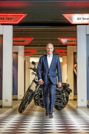 Der neue Hostettler-CEO Pascal Lütolf (50) am Hauptsitz in Sursee vor einer Yamaha. (Bild Dominik Wunderli)