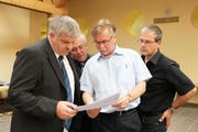 Othmar Reichmuth (l.) und CVP-Parteipräsident Stefan Aschwanden studieren die Ergebnisse des ersten Wahlgangs. (Bild Manuela Jans/Neue LZ)