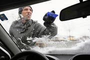 Dieser Autofahrer zeigt, wie man die Scheibe vom Eis befreien sollte. (Bild: Corinne Glanzmann / Neue LZ)