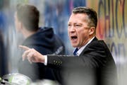 Trainer Harold Kreis von Zug, beim Eishockeyspiel der National League A zwischen dem HC Davos und dem EV Zug, am Dienstag, 24. Februar 2015, in der Vaillant Arena in Davos. (KEYSTONE/Gian Ehrenzeller) (Bild: GIAN EHRENZELLER (KEYSTONE))
