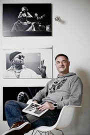 Hat einige Geschichten auf Lager: Hans Steinger – auch mit Cecil Taylor, der auf dem Bild neben ihm zu sehen ist. (Bild Manuela Jans)