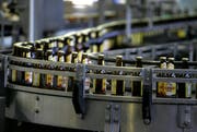 Eichhof-Bier wird in Zukunft in Chur abgefüllt. (Bild: Archiv/Neue LZ)