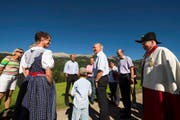 Bundesrat Johann Schneider-Ammann wird auf dem Birkenhof in Sörenberg von der Familie Schnider zum 1. Augustbrunch begrüsst. (Bild: Keystone)