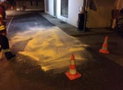 Das ausgelassene Benzin wurde von der Feuerwehr mit Spezialmittel gebunden. (Bild: Luzerner Polizei)