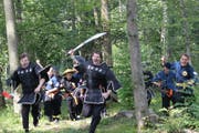 Wie Krieger zogen sie durch den Wald um die feindliche Armee anzugreifen - Jung und Alt waren begeistert über die Filmaufnahmen. Die ersten Videos gibt es auf www.gkmaf.ch (Bild: Mymy Pavkovic)