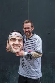 Roland Müller, den Fasnächtlern besser bekannt als Roger Federer, präsentiert seine ausgezeichnete Maske. (Bild: Boris Bürgisser (LZ))