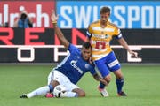 Jérôme Thiesson, rechts, im Zweikampf mit dem Schalker Eric Maxim Choupo-Moting. (Bild: Martin Meienberger)