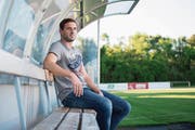Reto Scherer blickt über «sein» Eizmoos. Trotz bevorstehenden Rücktritts aus der ersten Mannschaft will er sich künftig nicht zurücklehnen. (Bild: Maria Schmid (Cham, 17. Mai 2017))
