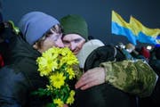 Verwandte und Freunde begrüssen die Freigelassenen am Flughafen in Kiew. (Bild: Stepan Franko / Keystone (Kramatorsk, 28. Dezember 2017))