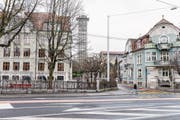 Für die Verbreiterung der Strasse wird die rechte Ecke des Maihof-Schulhausplatzes benötigt. (Bild: Roger Grütter (27. Januar 2018))